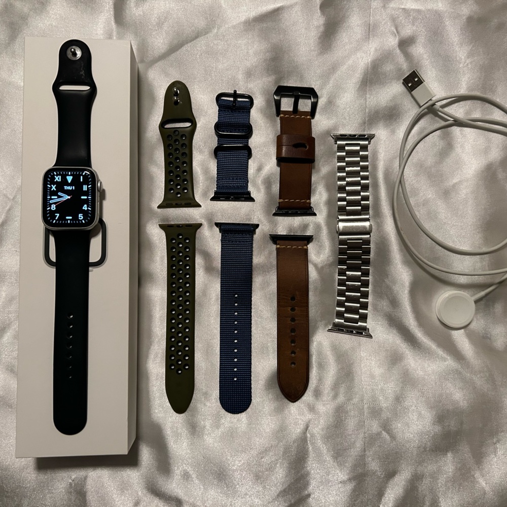 Apple Watch Series 4 44mm Silver Aluminum